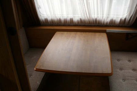 Tec lakókocsi, 2 személyes ággyá alakítható ülőgarnitúra, tolóajtóval leválasztható