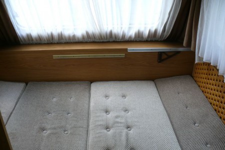 Tec lakókocsi, 2 személyes ágy tolóajtóval leválasztható